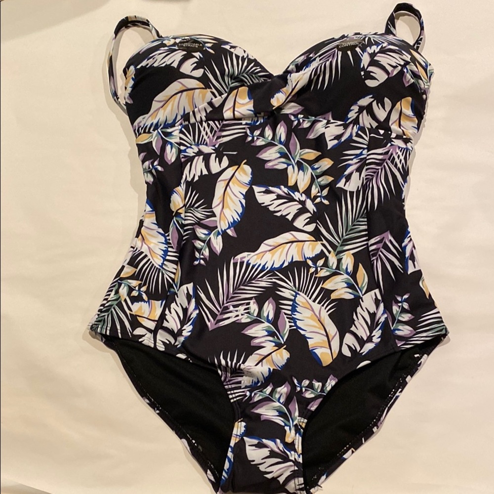 Classic Black and Yellow One Piece Swimsuit with Sweetheart Neckline
NWT
S-2
